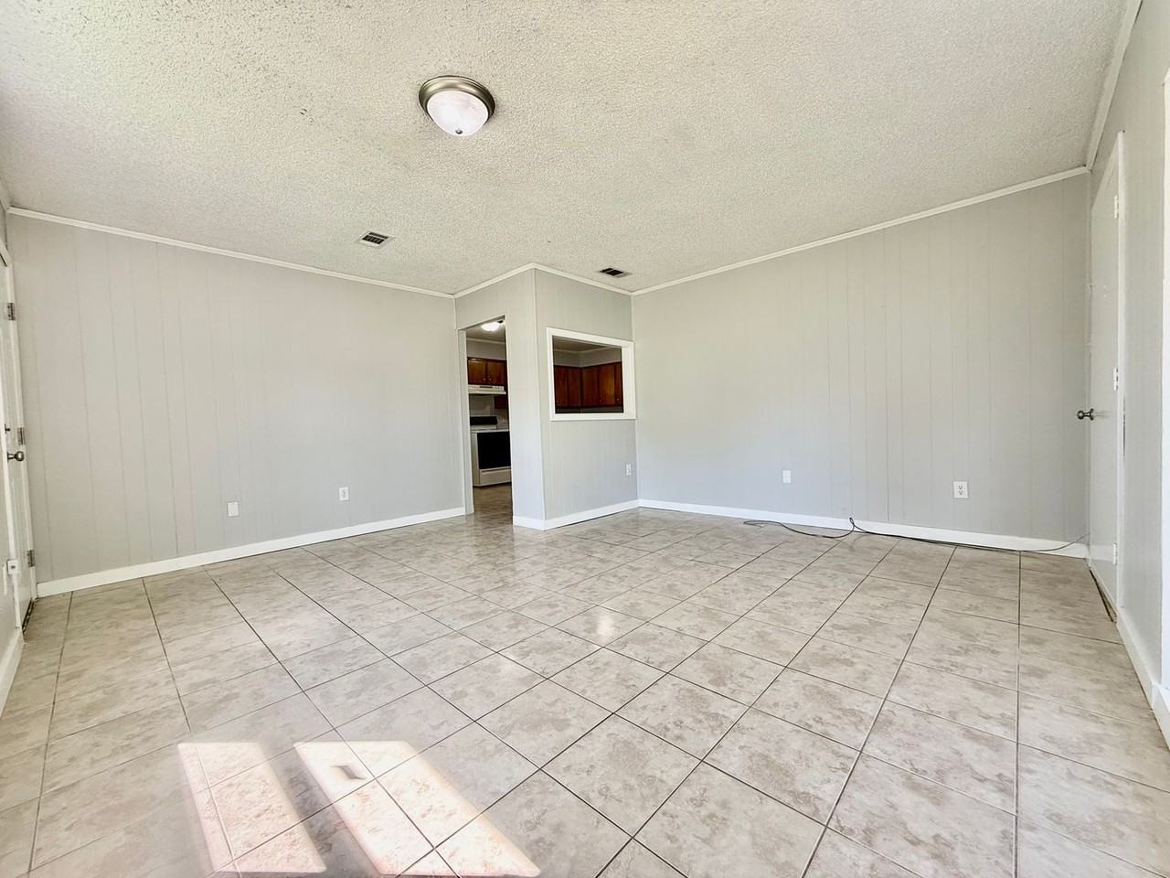 709 N Holly St - Photo 3 of 13