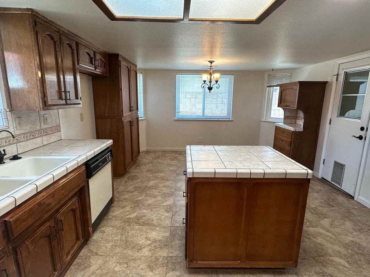 1198 Magnolia Ct - Photo 3 of 17