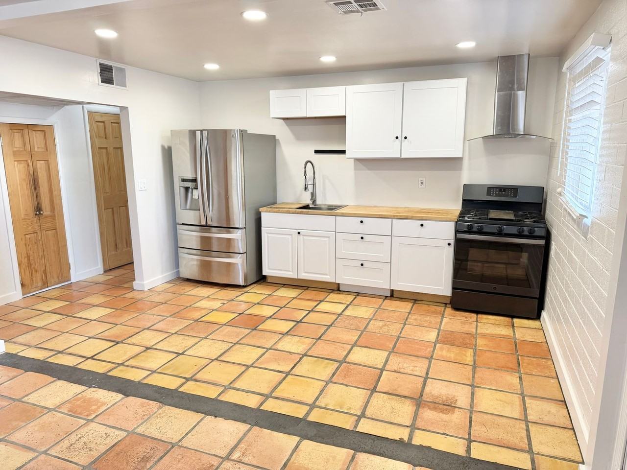 705 W University Dr - Photo 2 of 33