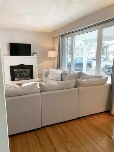 810 Maplegrove Dr - Photo 2 of 10