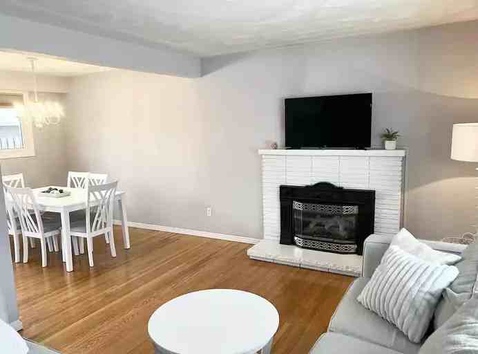 810 Maplegrove Dr - Photo 3 of 10