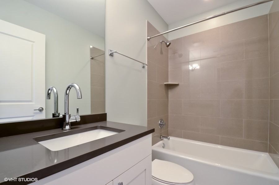 3749 N Sheffield Ave #4 - Photo 3 of 9