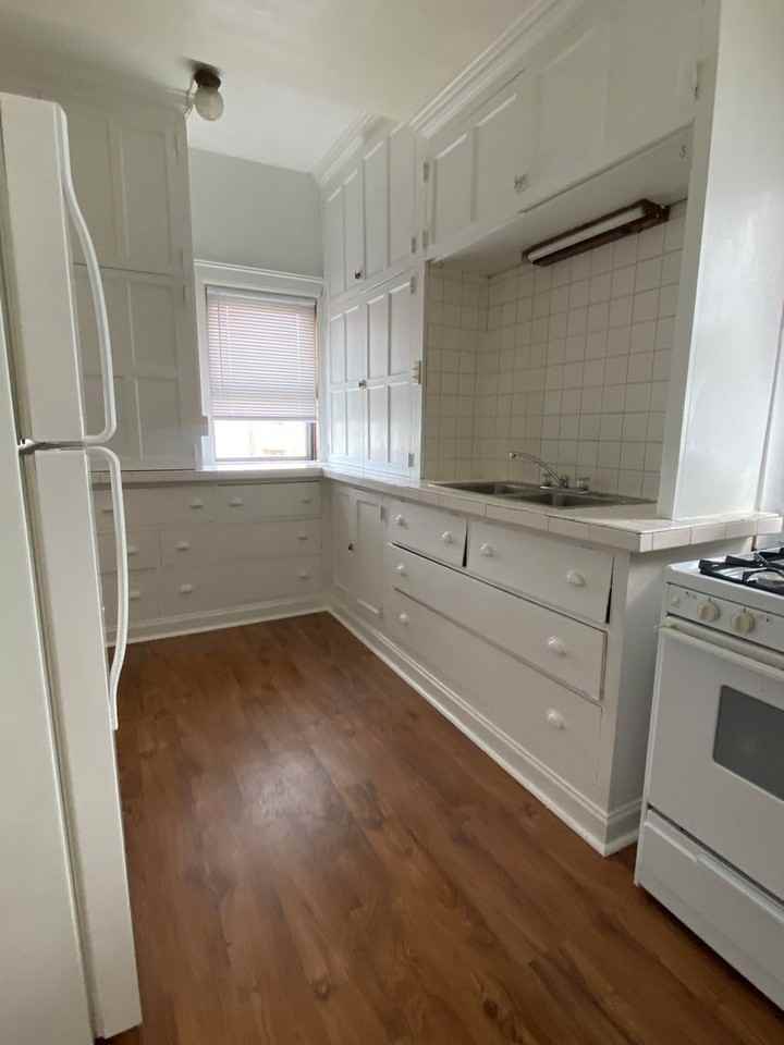 230 West 9th Street - Photo 4 of 13