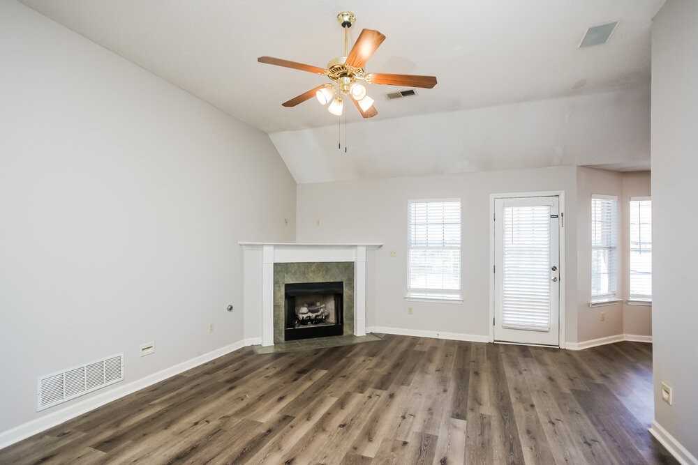 8459 Cross Point Dr - Photo 4 of 17