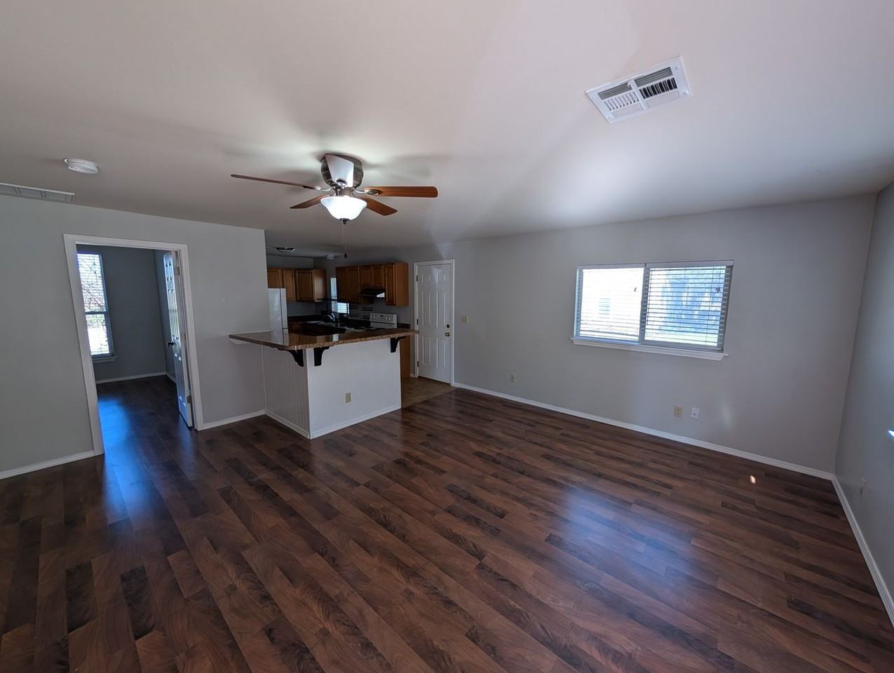 105 W Hurd St - Photo 3 of 11