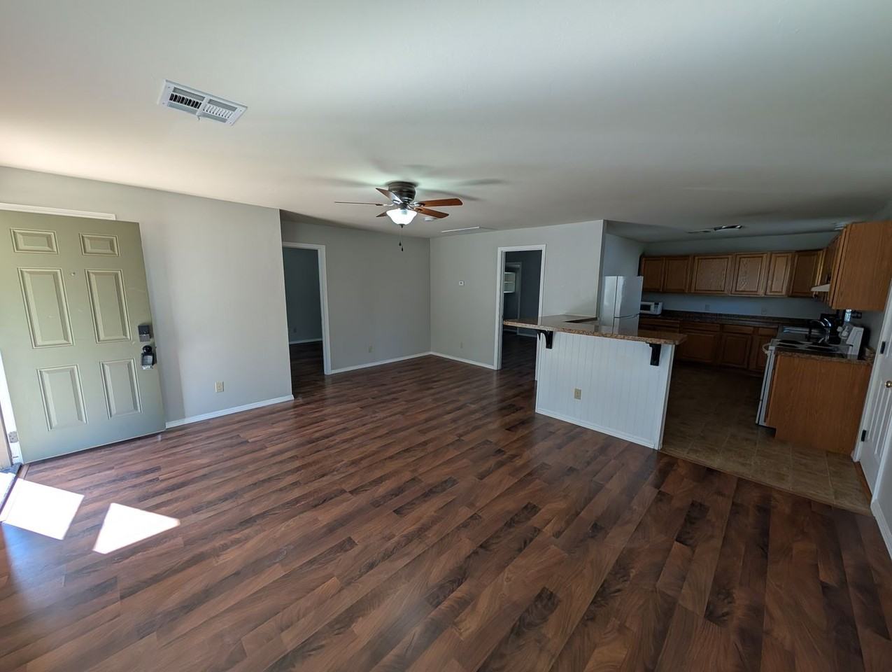 105 W Hurd St - Photo 4 of 11