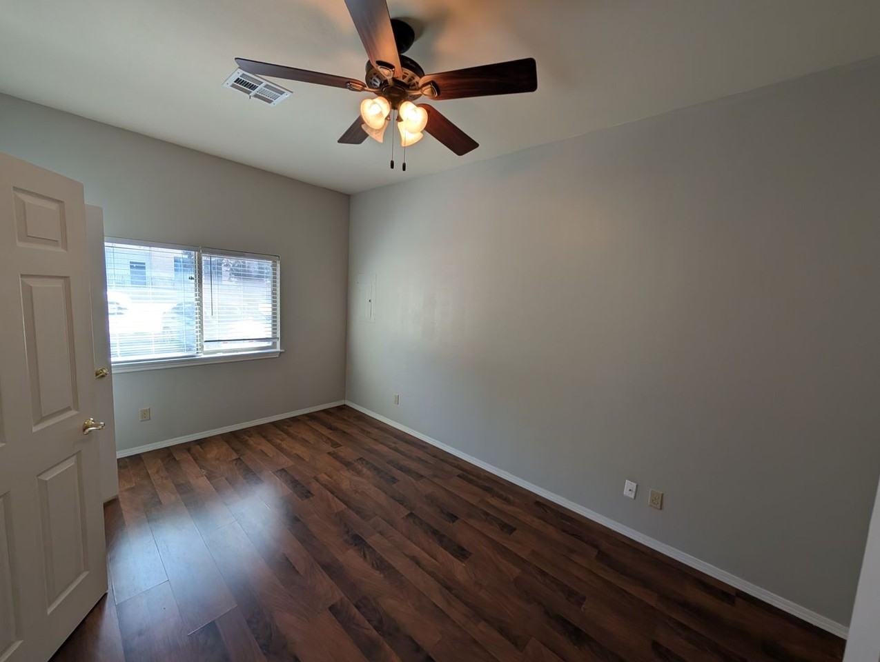 105 W Hurd St - Photo 7 of 11