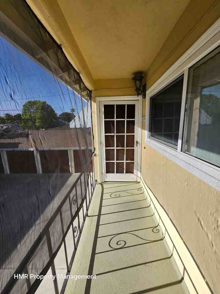 523 1/2 San Francisco Ave - Photo 2 of 22
