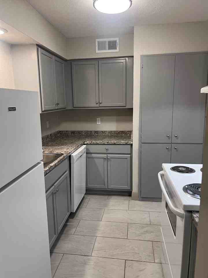 Spanish Tech Apartments - Photo 6 of 29