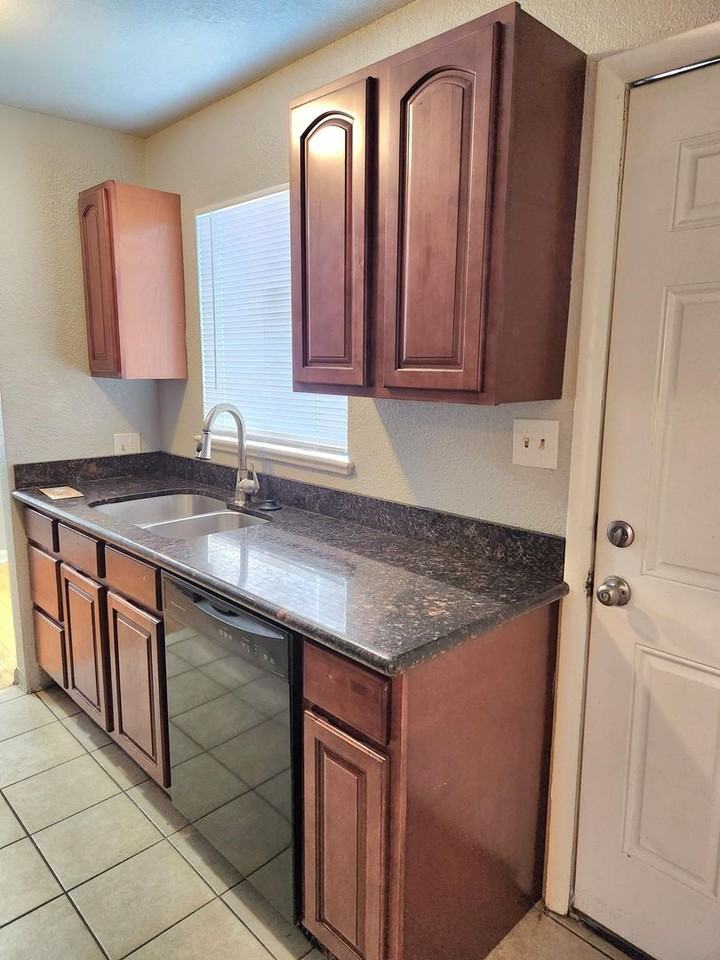 2876 N Jackson St - Photo 3 of 9
