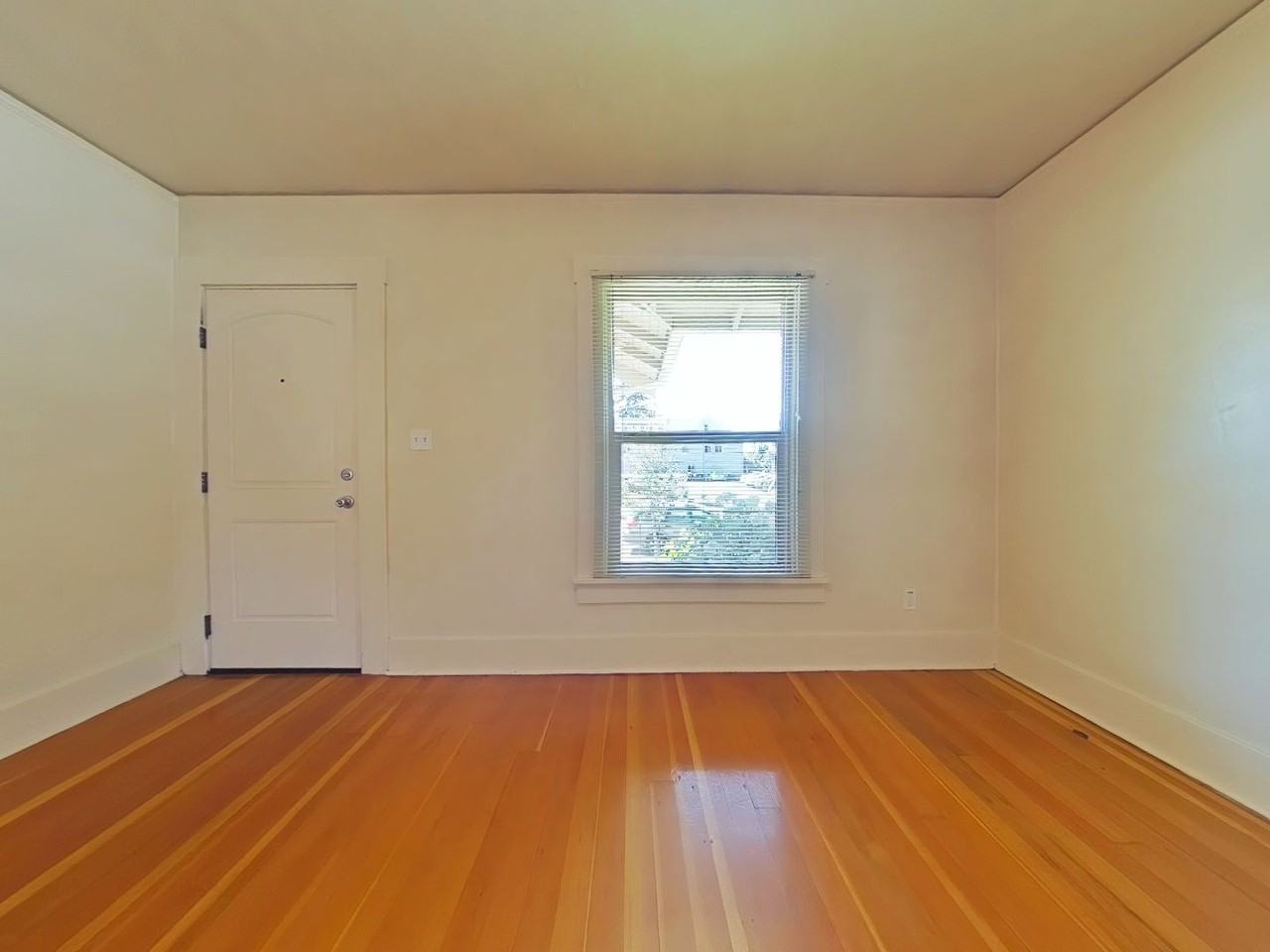 233 Nw 13th St - Photo 2 of 11