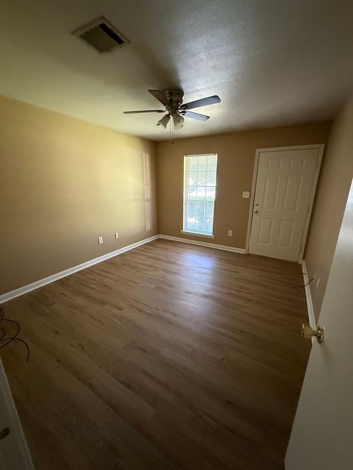 129 Miller St - Photo 2 of 9