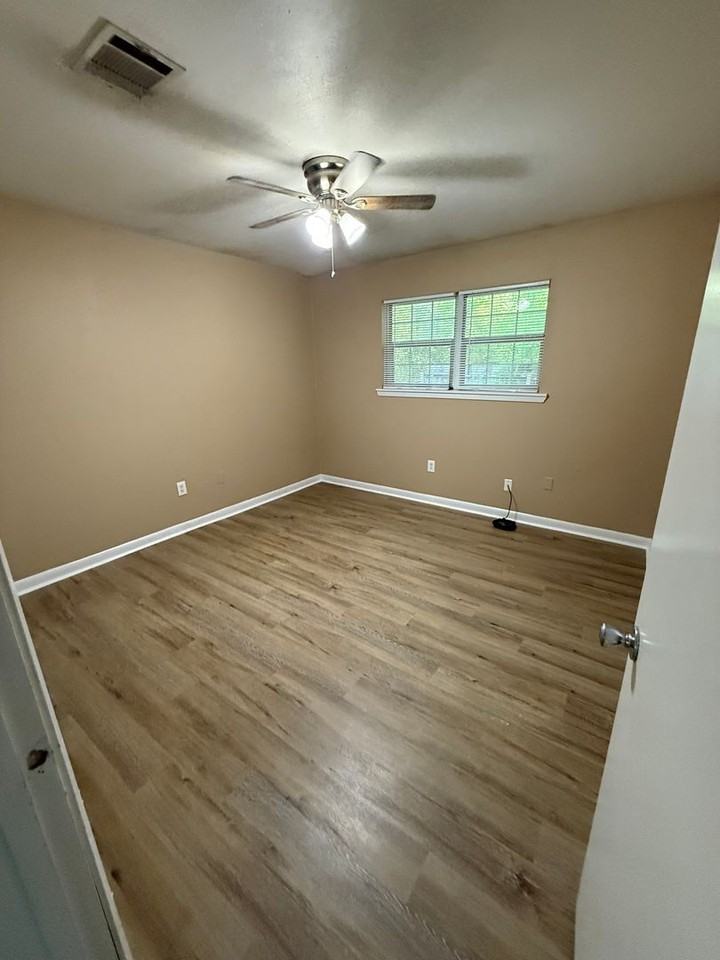 129 Miller St - Photo 4 of 11
