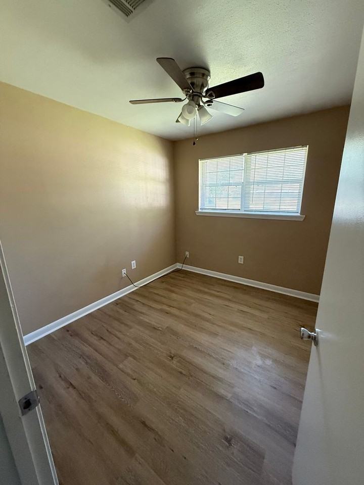 129 Miller St - Photo 6 of 11