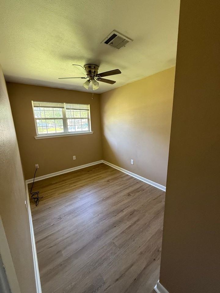 129 Miller St - Photo 7 of 11