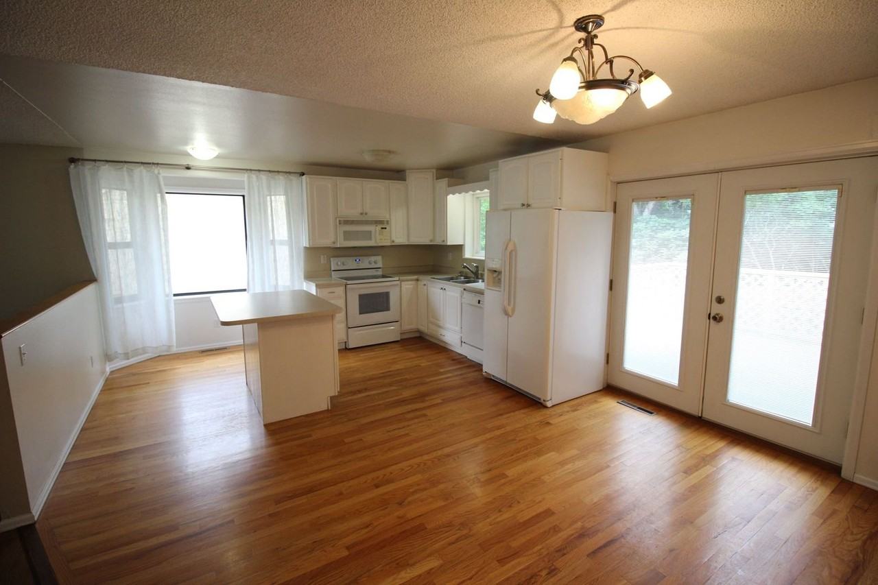 2324 Tanglewood Dr - Photo 3 of 11