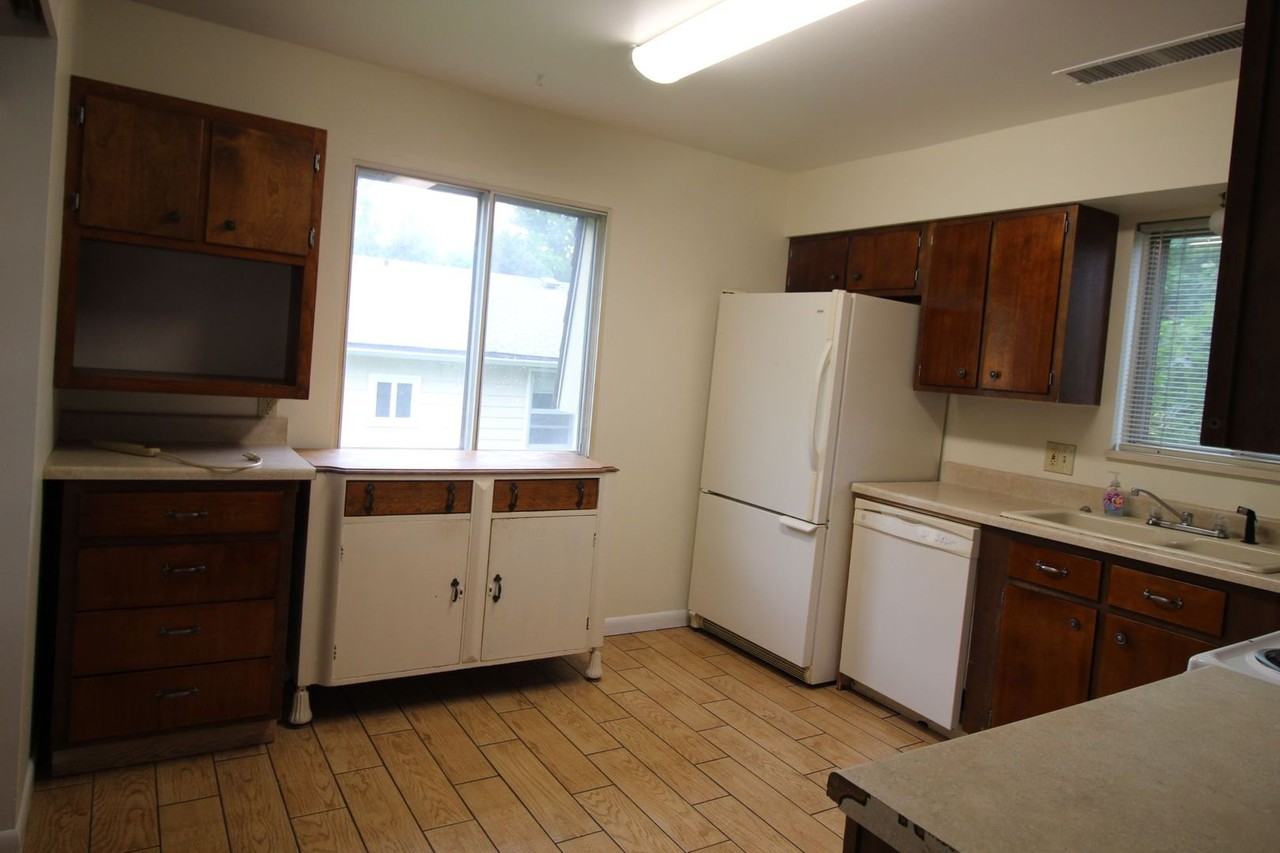 220 Clover Ln - Photo 3 of 20