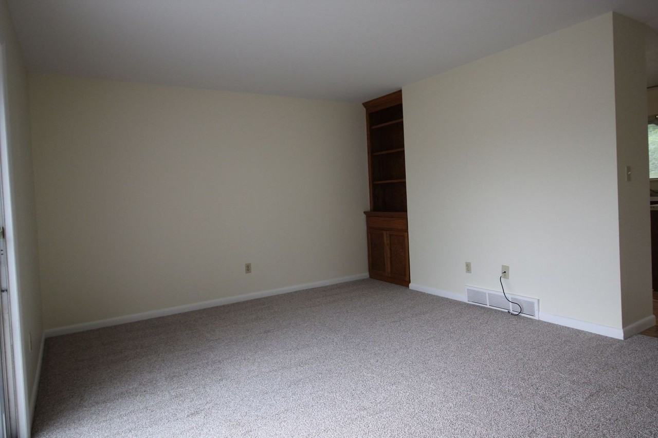 220 Clover Ln - Photo 5 of 20