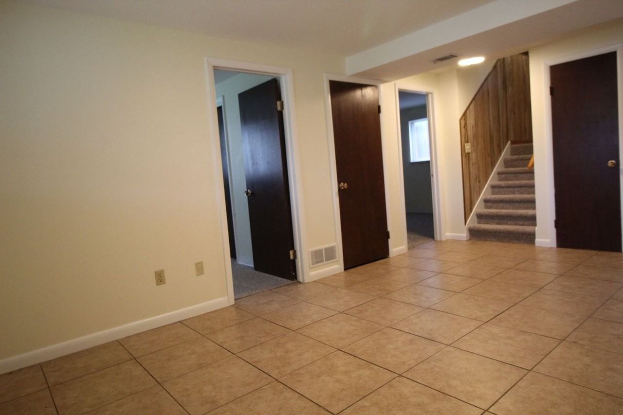 220 Clover Ln - Photo 6 of 20