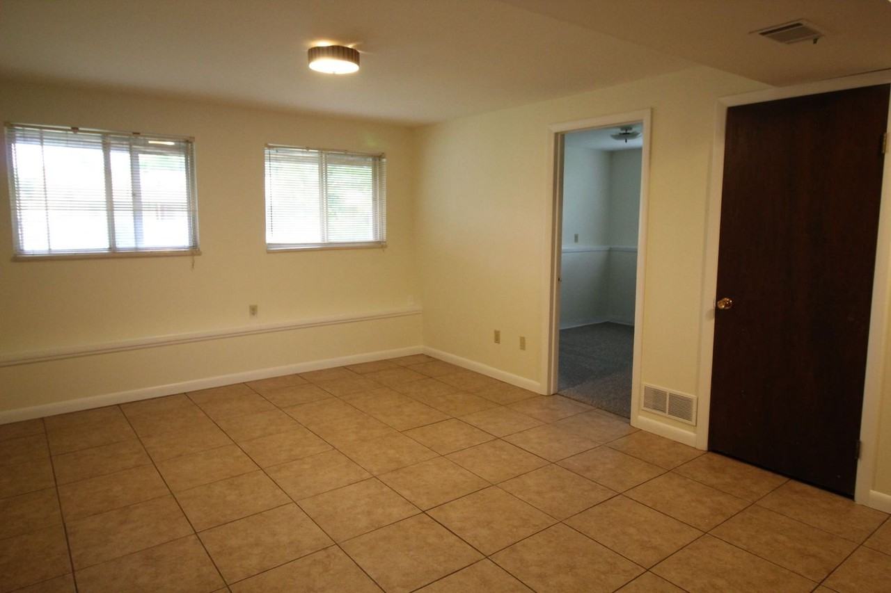 220 Clover Ln - Photo 7 of 20