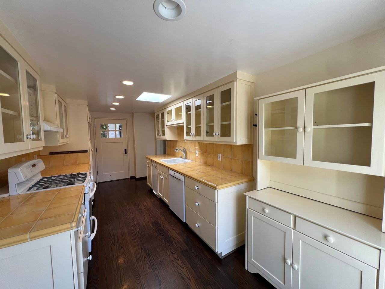 512 Cliff Dr - Photo 7 of 35