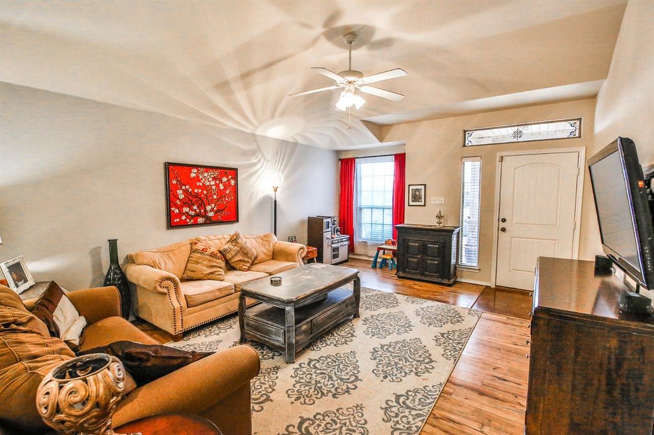 6924 95th St - Photo 3 of 19