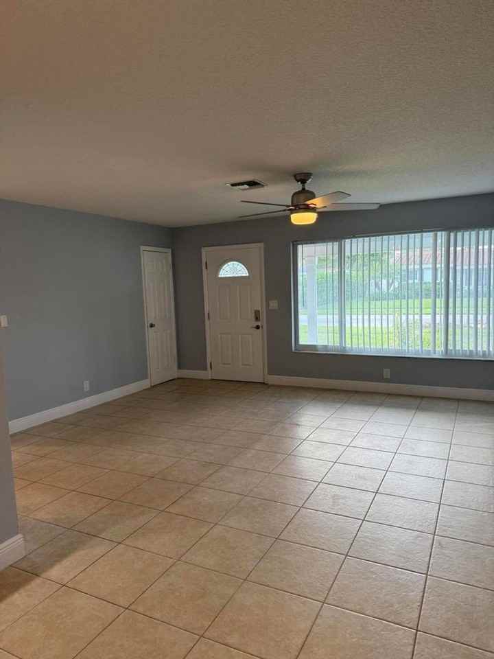 971 Sw 12th St - Photo 3 of 14
