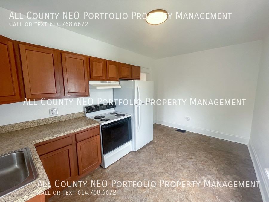 HAGUE & - Photo 2 of 12