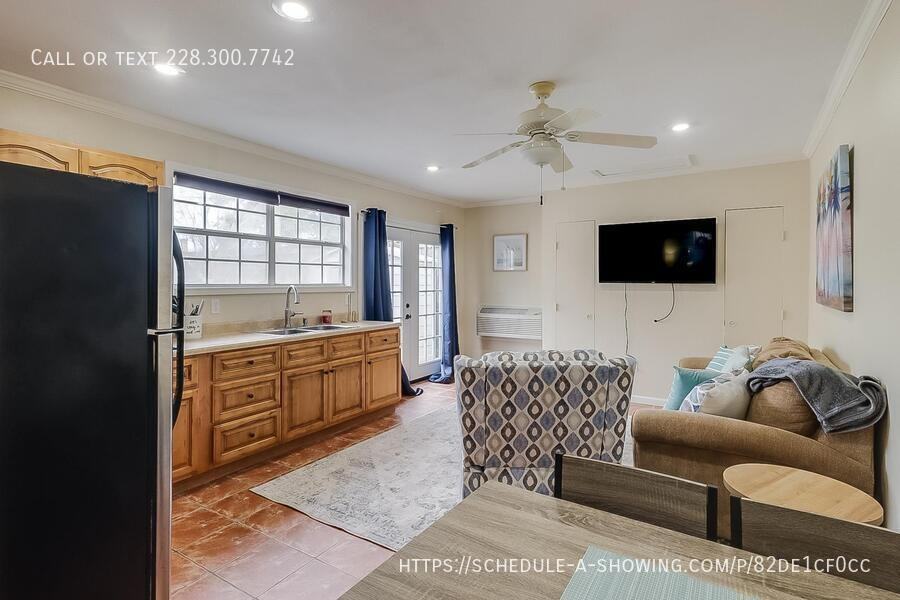 176 176 Markham DriveBungalow - Photo 4 of 10