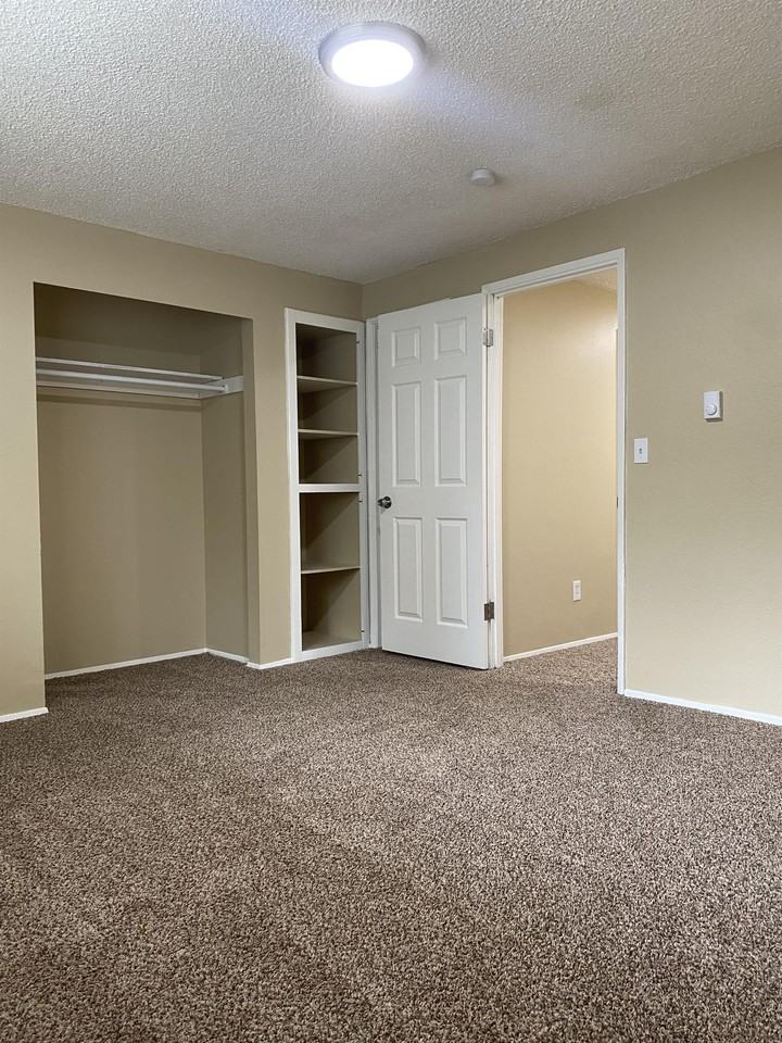 Riverside Manor - Photo 5 of 50