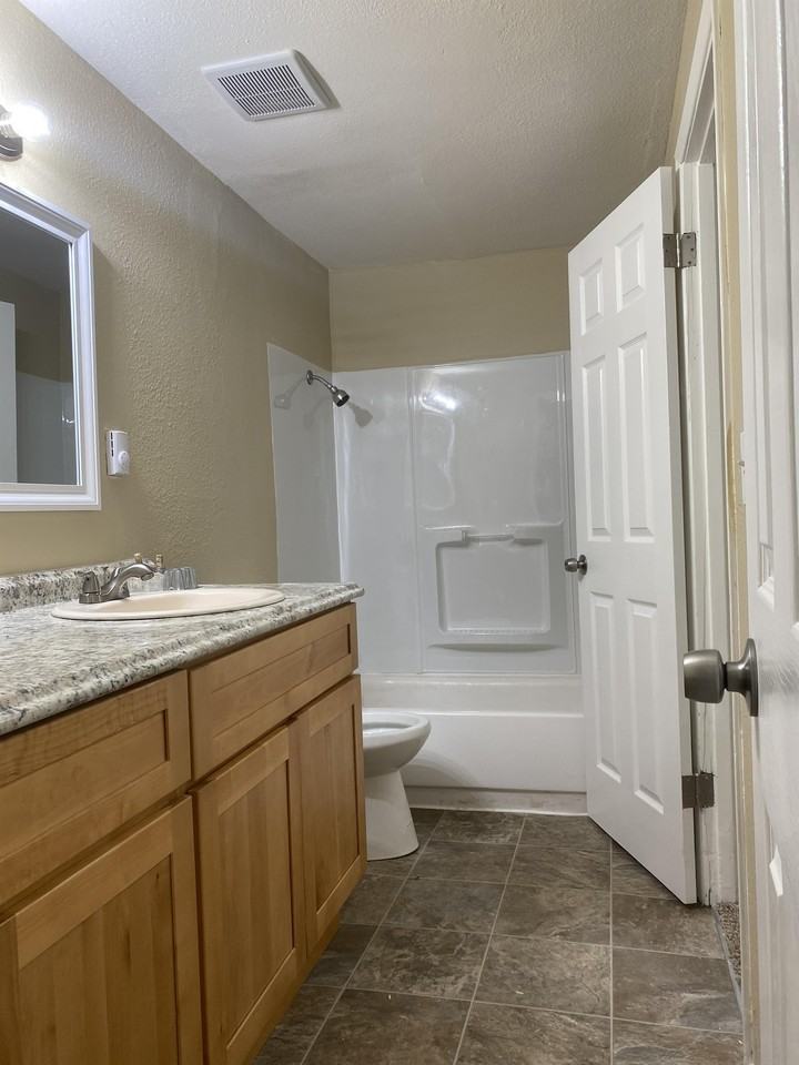 Riverside Manor - Photo 6 of 50