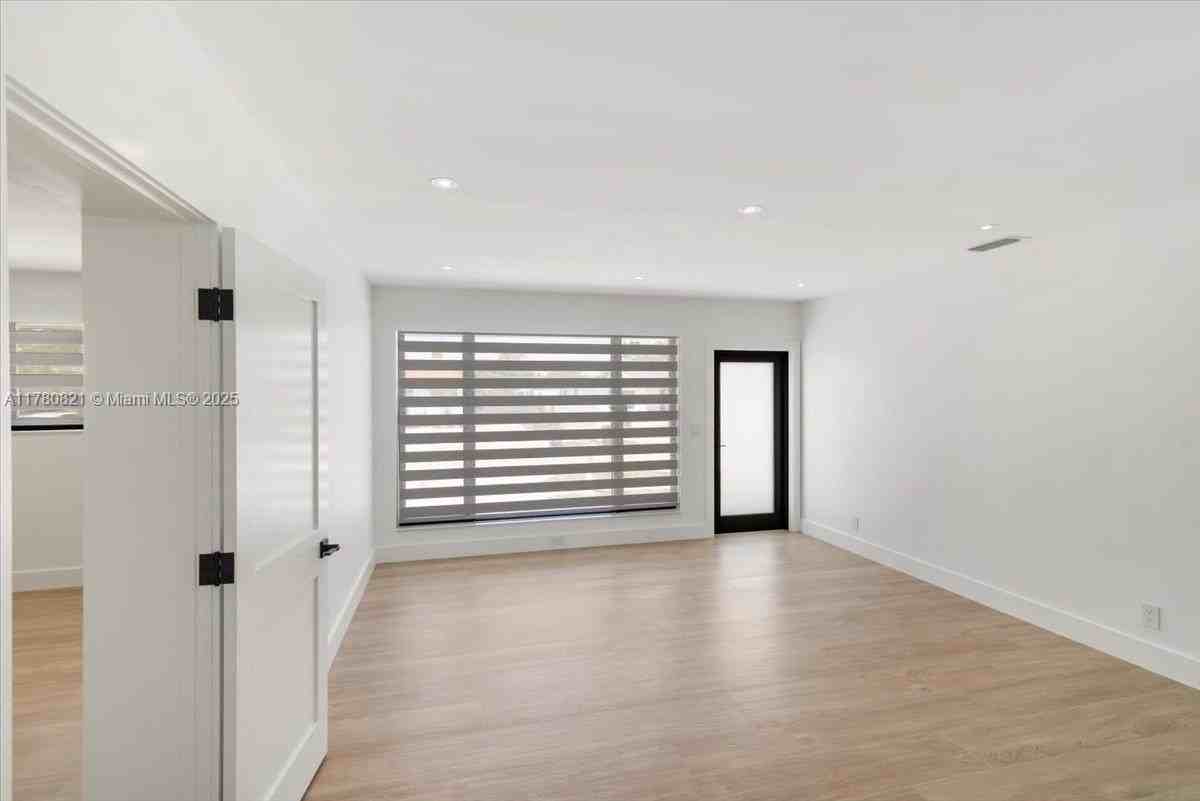 7750 Southwest 17th Terrace - Photo 7 of 36