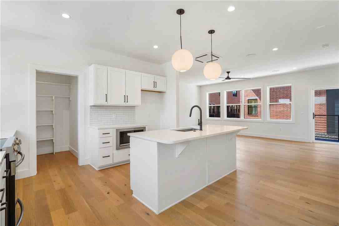 619 Sw 7th St - Photo 4 of 24