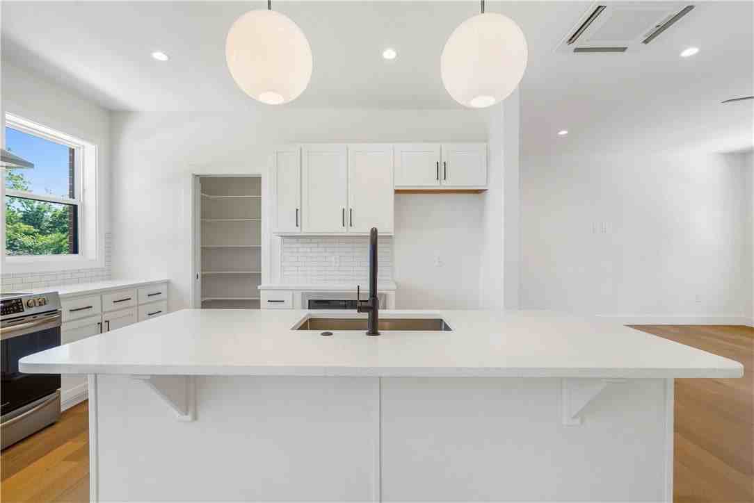 619 Sw 7th St - Photo 5 of 24