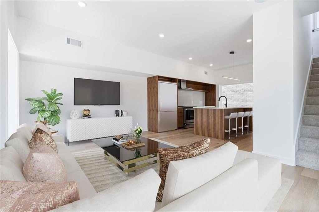 400 Se G St - Photo 5 of 23