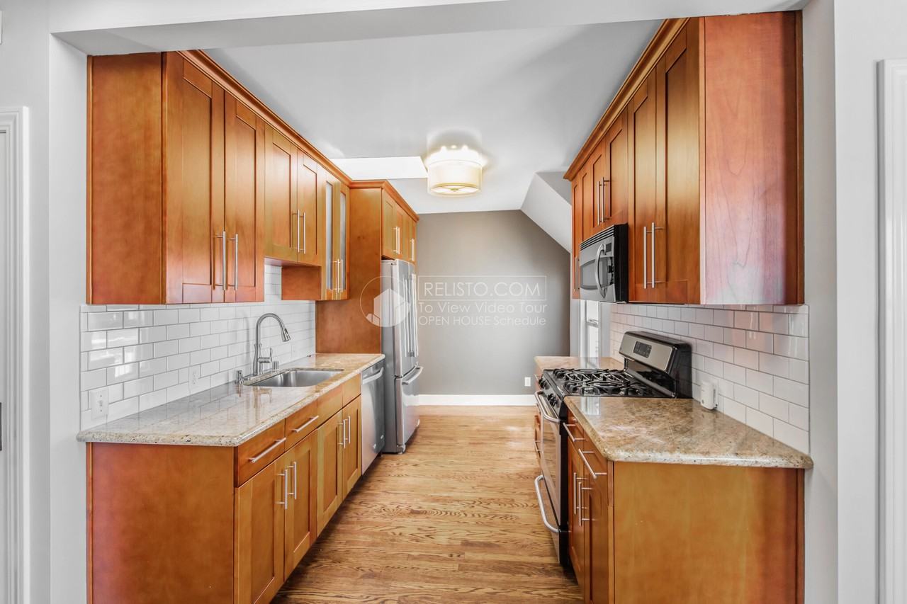 945 Stanyan St #3 - Photo 3 of 10