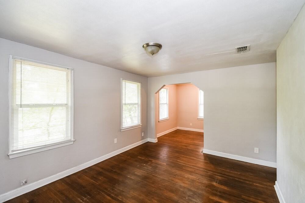 2448 Ellington Ave - Photo 3 of 16