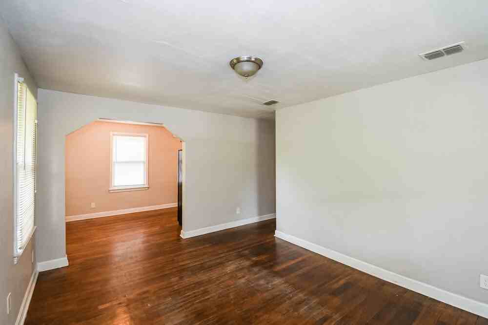 2448 Ellington Ave - Photo 4 of 16