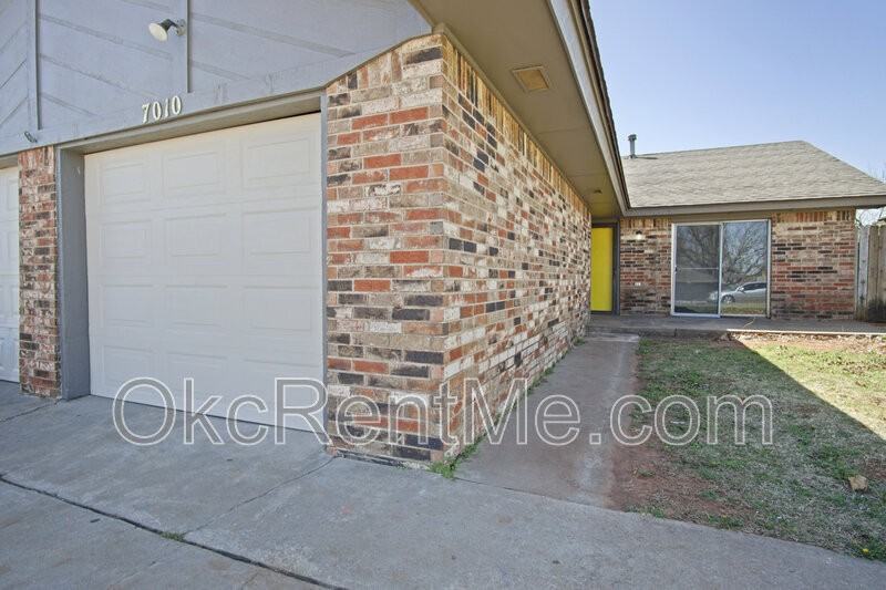 7010 Woodlake Dr - Photo 2 of 23