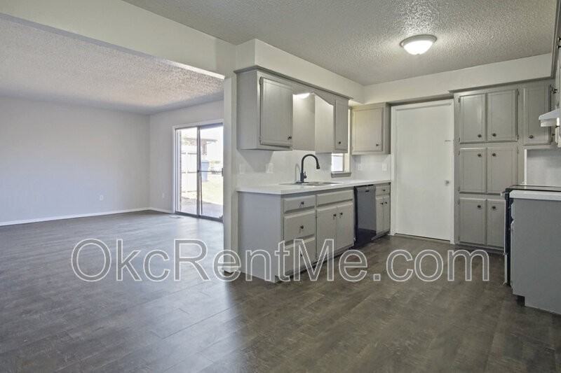 7010 Woodlake Dr - Photo 7 of 23