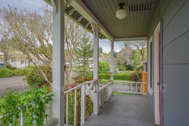 2809 E 9th St - Photo 2 of 31