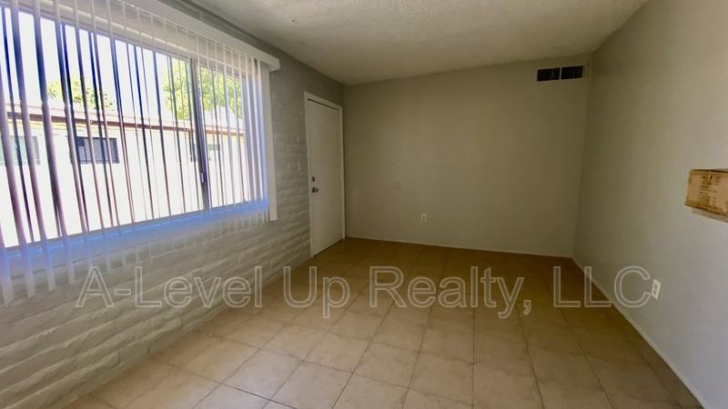 1838 S Rosemont Ave - Photo 4 of 16