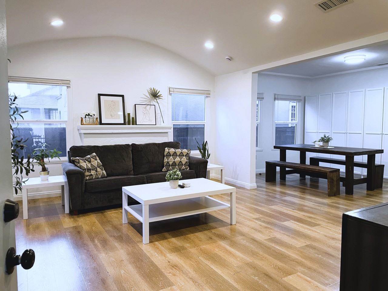 831 East 82nd Street - Photo 5 of 28