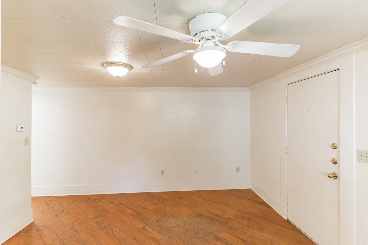 501 E 4th St - Photo 5 of 33