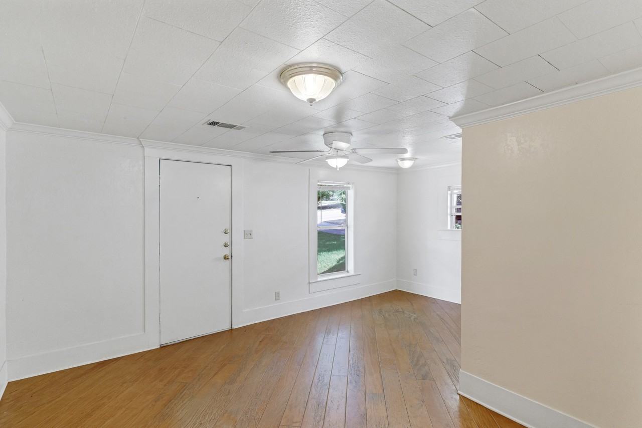 501 E 4th St - Photo 6 of 33