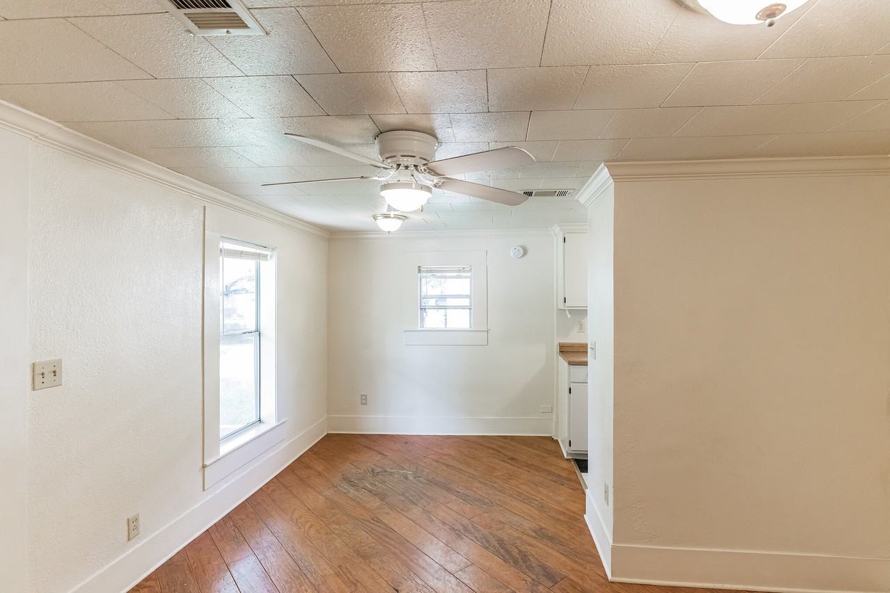 501 E 4th St - Photo 7 of 33