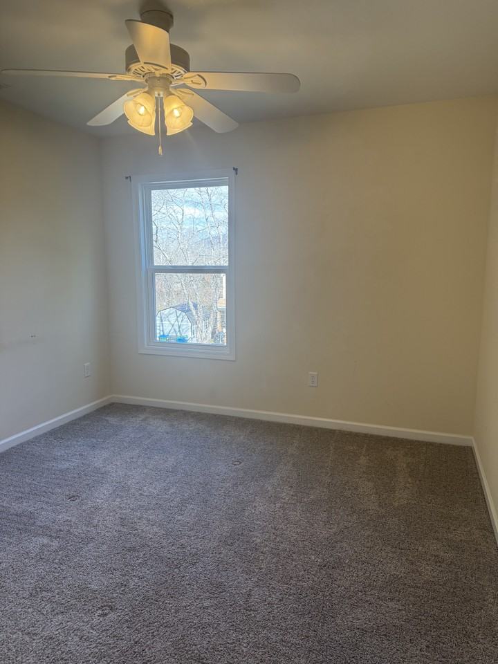 275 Rock Hill Rd - Photo 7 of 9