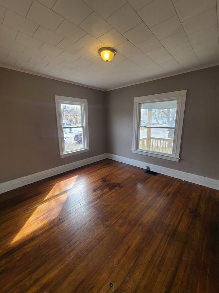 1068 Dewey Ave - Photo 3 of 15