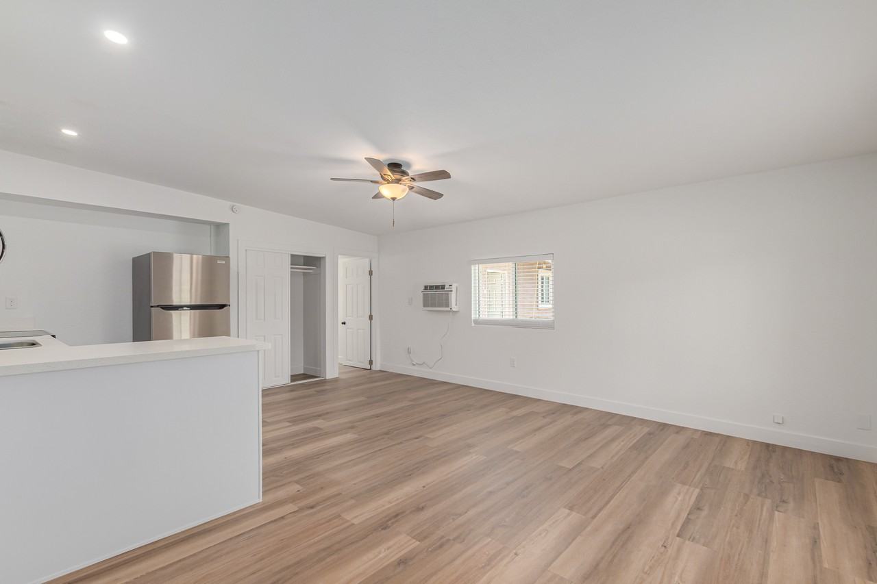 5035 N 23Rd Ave - Photo 2 of 4