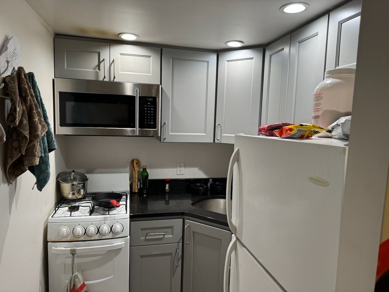 21 - 911 Pine St - Photo 3 of 6